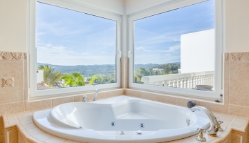 Resa Estates Ibiza sale te koop Villa hills Can Furnet bathroom 3.jpg